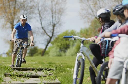 instructor demonstrating how ride on an obstacle