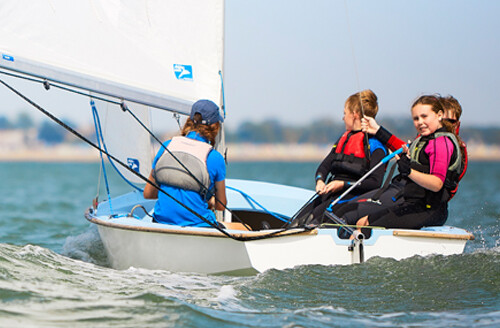 young people sailing a dinghy