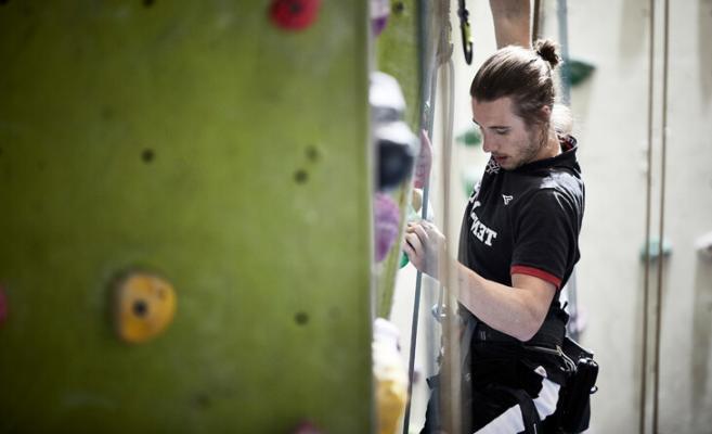 male climber in black shirt
